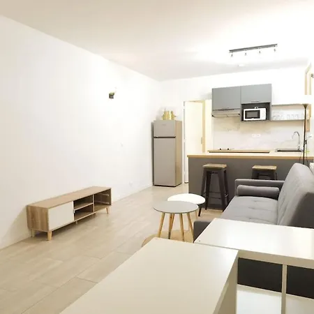New Deco With Private Yard 150m To Rer *